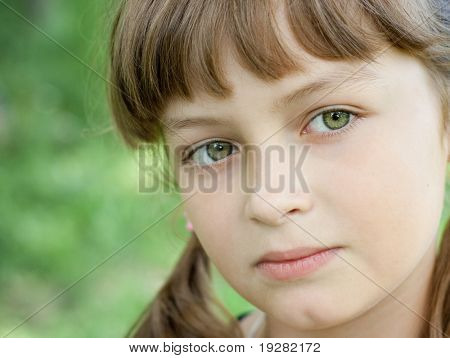 Fullface Retrato de niña grave con hermosos ojos verdes y cabello rubio