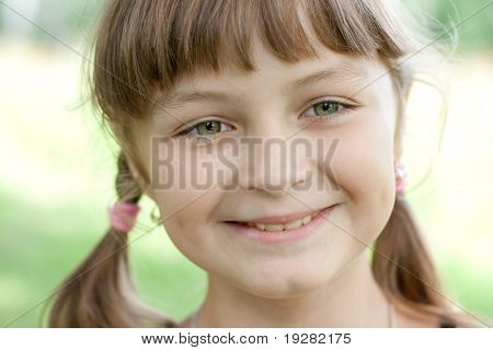 Fullface Retrato de niña sonriente con ojos verdes y cabello rubio