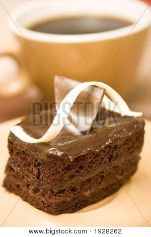 Una torta a fette e caffè