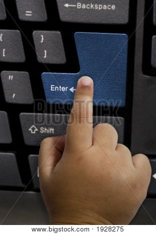 Dítěte prstu stisknutí Enter na klávesnici