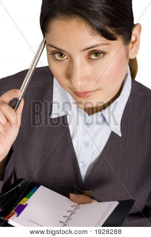 Imprenditrice guardando al suo calendario e il pensiero