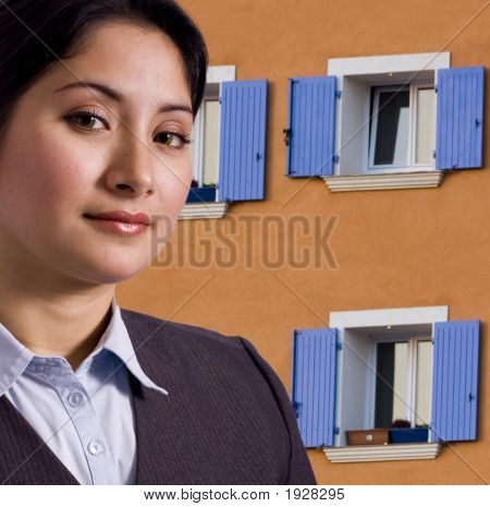 Donna davanti alla casa