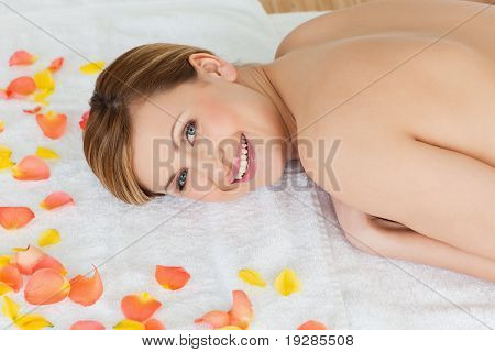 Молодая женщина, имеющие массаж спины
