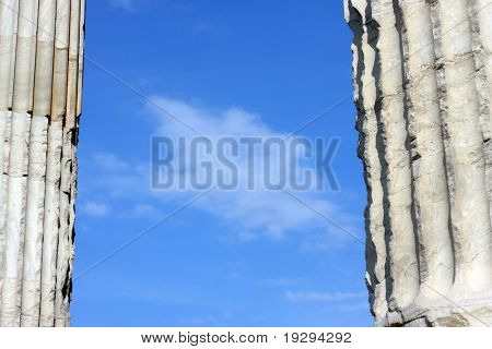 Blu cielo nebuloso tra due antiche colonne greche ad Atene, Grecia