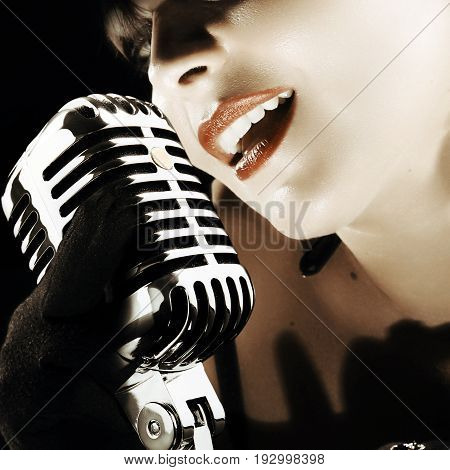 girl subrette singing with a 50th age mic