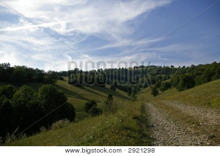 Vallye vert et ciel bleu nuageux