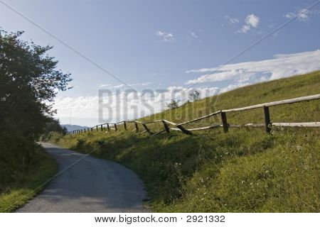 Route et clôture sur le pré à côté