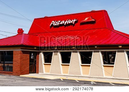 Muncie - Circa March 2019: Pizza Hut Fast Casual Restaurant. Pizza Hut Is A Subsidiary Of Yum! Brand
