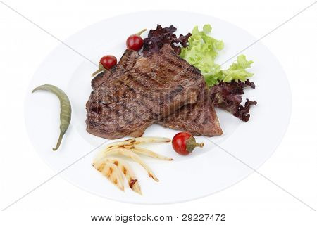 肉料理： 2 つのロースト赤と・ チリ ・ ペッパーズ、緑のレタスのサラダ ・ ディ ・上で骨ステーキ