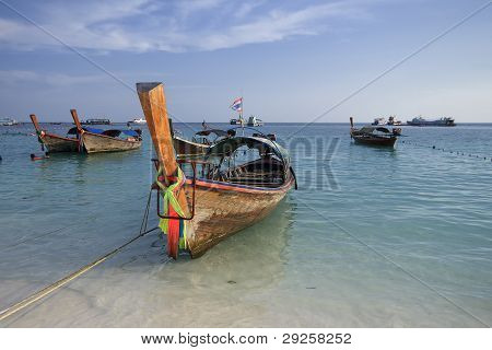 Lipe 섬에서 해변에 전통적인 태국 긴 꼬리 보트