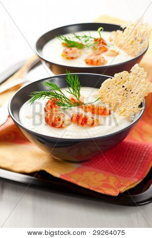 Yengeç eti ve parmesan cips ile patates ve kereviz çorbası Krem