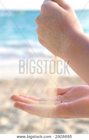 Hænder hælde Sand på en strand