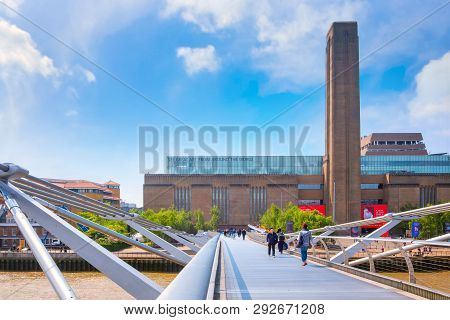 London, Uk - May 23 2018: View Of Tate Modern Museum With People Crossing The Millenium Bridge (lond