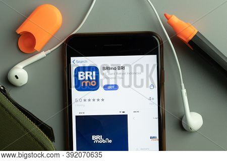 New York, Usa - 26 October 2020: Brimo Bri Mobile App Icon Logo On Phone Screen Close-up, Illustrati