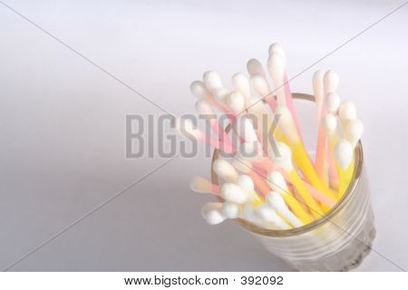 분홍색과 노란색 막대기 면 Swabs