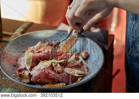 A Female Hand Is Preparing A Vegetable Salad With Beef Roast Beef. A Plate Of Salad With Beef Roast 