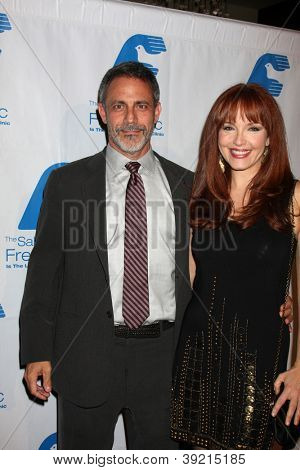 LOS ANGELES - NOV 19: Amy Yasbeck arriva a Gala della la Saban Free Clinic al Beverly Hilton su 