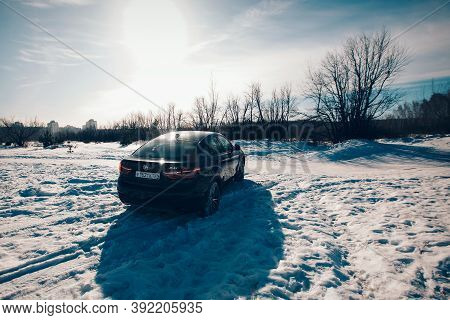 Bmw Advertising, Moscow, 1.11.2018: Demonstration Of A Model Of A Black Car, Cars On A Snow-covered 