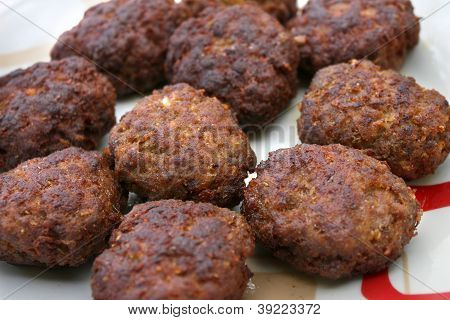 ลูกชิ้นสดในจาน