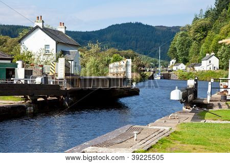 Canal Lock på Cairnbaan överbryggar på Crinan Canal i Skottland