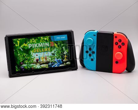 Oct 30th 2020, Uk - Pikmin 3 Deluxe Nintendo Switch Console And Joy Con Comfort Grip