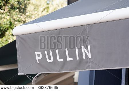 Bordeaux , Aquitaine / France - 10 30 2020 : Pullin Sign Text And Logo Front Of Store Outlet Fun Boa