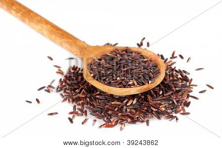 arroz preto com colher de pau, isolado no fundo branco