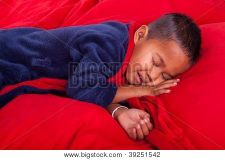 Garçon endormi dans son lit