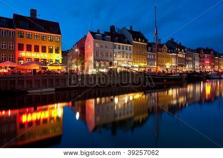 Nyhavn gece eski binalar