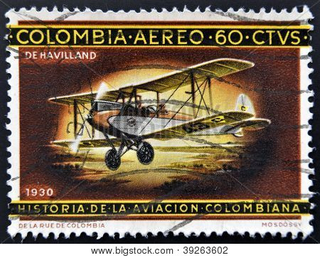 COLOMBIA - ca 1990: En stämpel tryckt i Colombia tillägnad colombianska aviation historia visar De