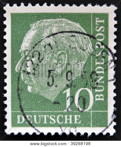 Alemania - CIRCA 1955: Un sello impreso en espectáculos de Alemania Theodor Heuss circa 1955