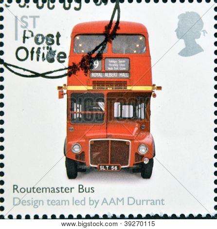 Storbritannien - CIRCA 2009: En stämpel som tryckt i Storbritannien ägnar till designklassiker visar Rou