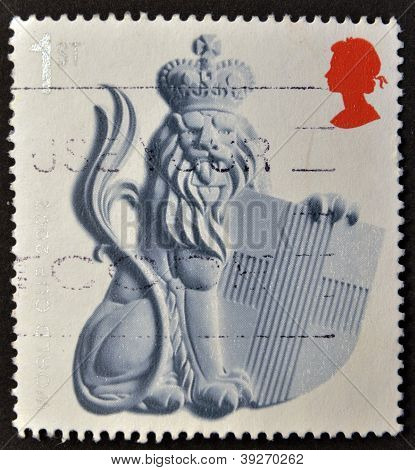 Storbritannien - CIRCA 2001: A stempel trykt i Storbritannien viser kronet løve og skjold af Sai