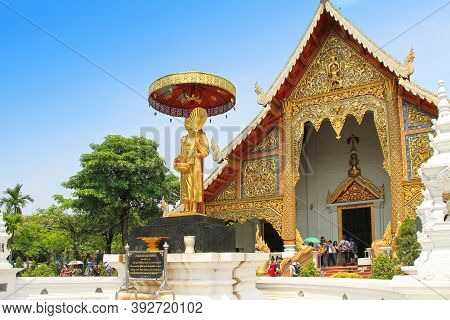 Chiang Mai, Thailand - Mai 12, 2018:  Tourists In Wat Phra Singh Temple In Chiang Mai