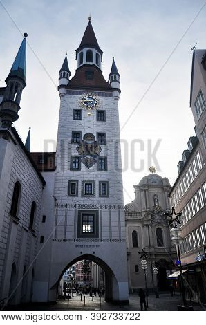 Building Altes Rathaus Or Old Town Hall Spielzeugmuseum In Viktualienmarkt Market Central Square For