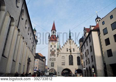 Building Altes Rathaus Or Old Town Hall Spielzeugmuseum In Viktualienmarkt Market Central Square For