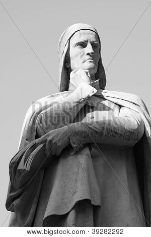 Statua af Dante - sort og hvid