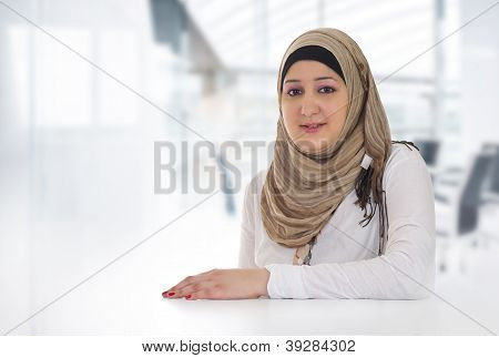 Arabský obchod žena pózuje v úřadu