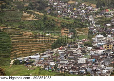 Tourist Destinations In The Dieng Plateau, Central Java. See Rural Scenery At The Foot Of The Sikuni