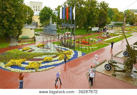 N.Novgorod-Sept9, 2011:Beds, ingericht voor de vakantie van bloemen in Sept. 9,2011 Nizjni Novgorod, RF