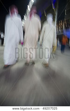 Dubai UAE liten grupp av traditionellt klädda muslimska män roaming grunder på Nad Al Sheba