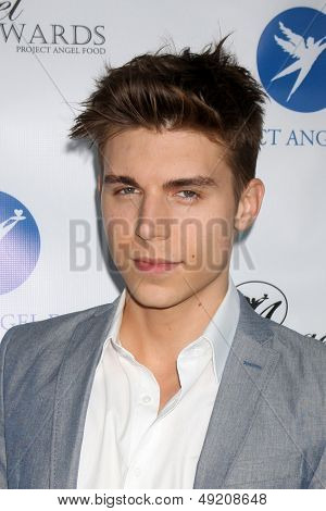 LOS ANGELES - AUG 10: Nolan Funk na anděl ocenění na projektu anděl potravin na 10 srpna 2013 i