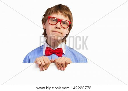 Bild von verwirrt Boy holding weiße Quadrat. Platz für Werbung