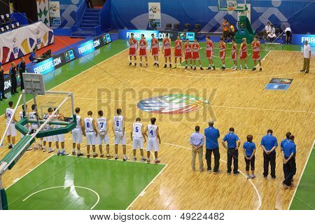 Kyjev, Ukrajina - 8. srpna: Týmy Itálie a Chorvatska před prvním kole zápas během U16 Euroba