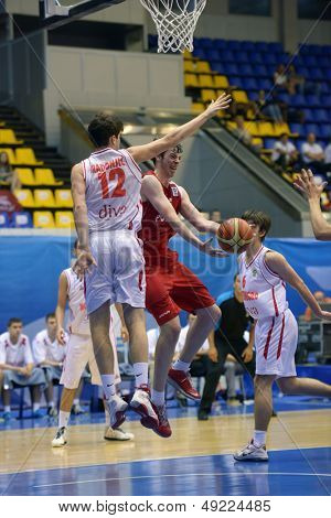 Kyjev, Ukrajina - 8. srpna: Boj za opěradlo během U16 Eurobasket 2013 první kolo zápa