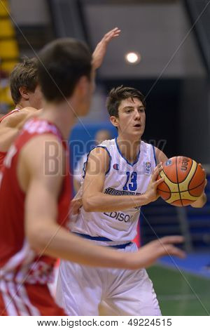 Kyjev, Ukrajina - 8. srpna: Luca Cesana Itálie v akci během U16 Eurobasket 2013 první kolo