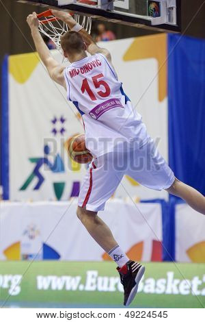Kyjev, Ukrajina - 8. srpna: David Miladinovic Srbska v akci během U16 Eurobasket 2013 jedlí