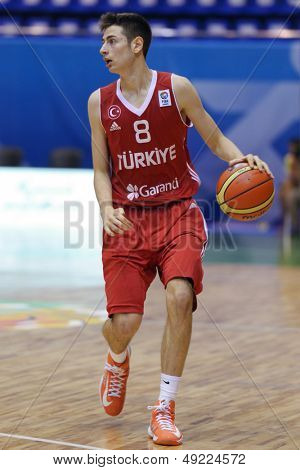 Kyjev, Ukrajina - 8. srpna: Egehan Arna Turecka v akci během U16 Eurobasket 2013 první skovávali