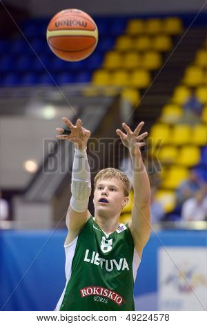 Kyjev, Ukrajina - 8. srpna: Matas Andruskevicius Litvy v akci během roku 2013 Eurobasket U16