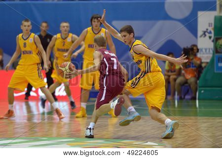 Kyjev, Ukrajina - 8. srpna: R. Birkans, Lotyšsko a S. Mykhailiuk z Ukrajiny v akci během U16 Eurob